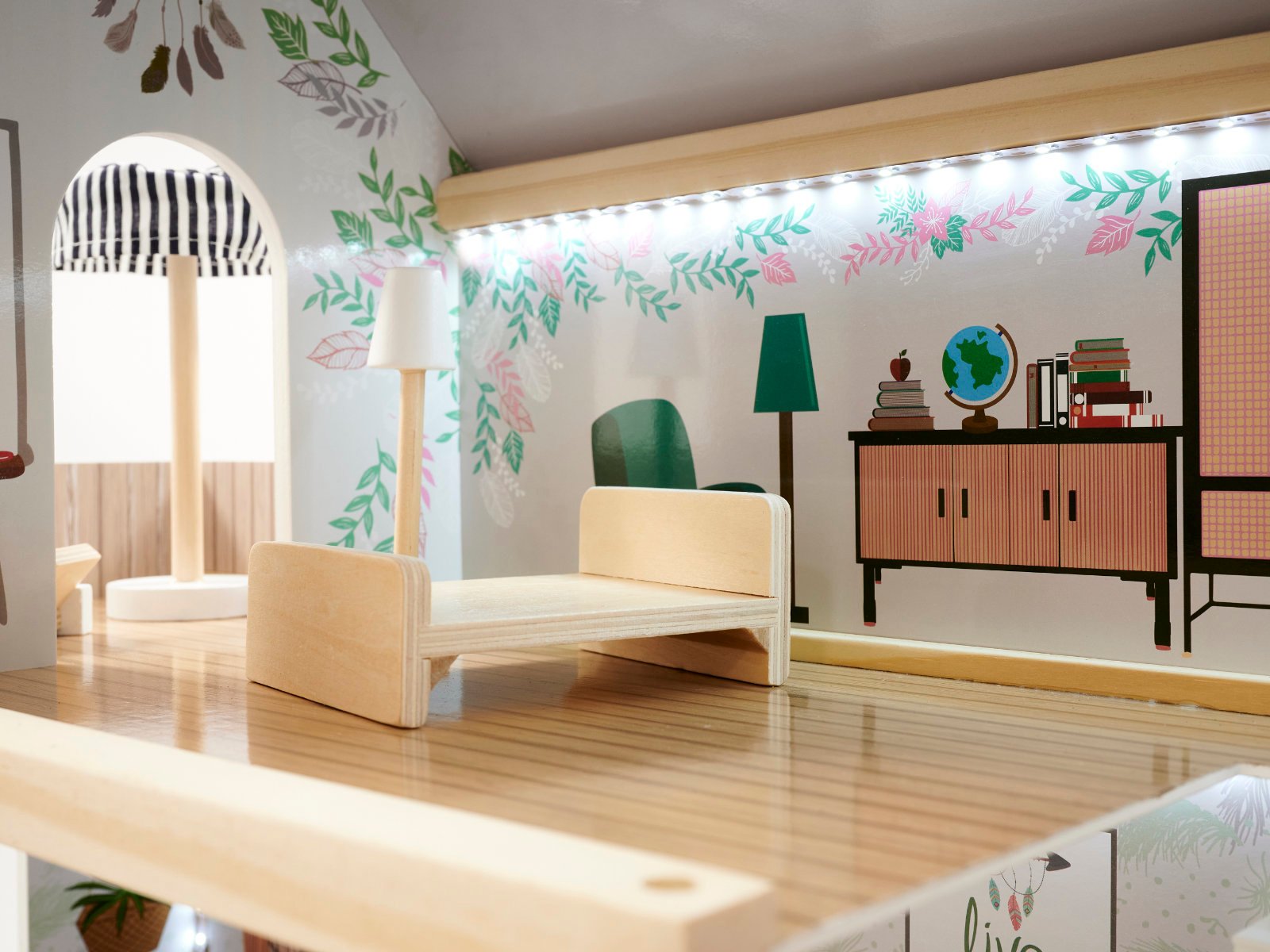 KX5944 Domek dla lalek drewniany apartament Ikonka boho 9 LULILO medinis lėlių namelis FLORO boho LED