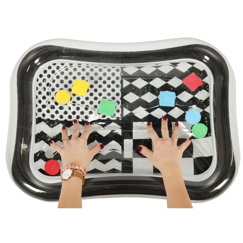 Mata-wodna-sensoryczna-dmuchana-dla-niemowlat-czarno-biala-mix-wzorow-XXL-65x50-cm-158362 Pripučiamas vandens kilimėlis su juodos ir baltos spalvų kontrastingais raštais 65 cm x 50 cm