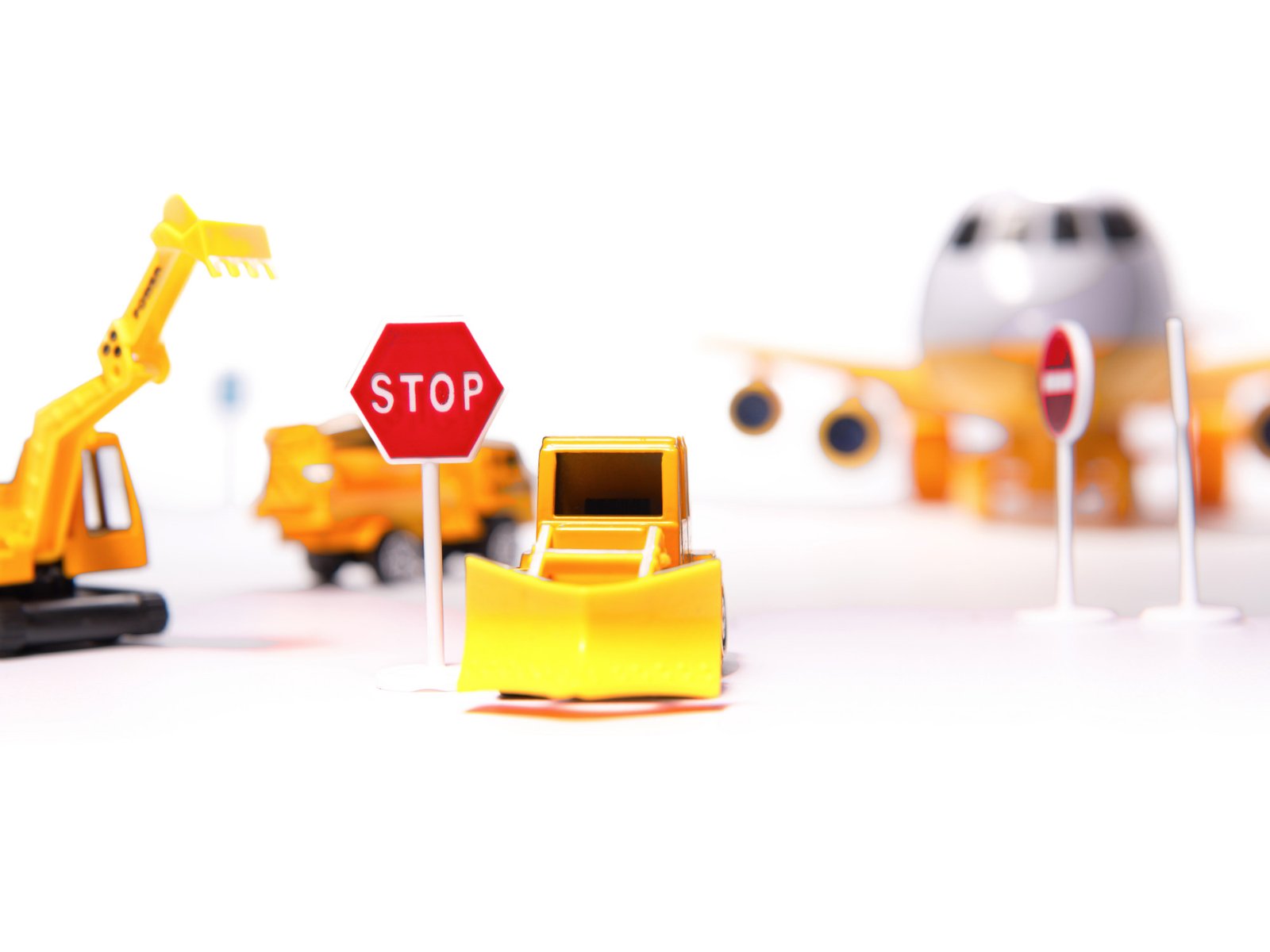 Transporterio orlaivis + 3 statybinės transporto priemonės