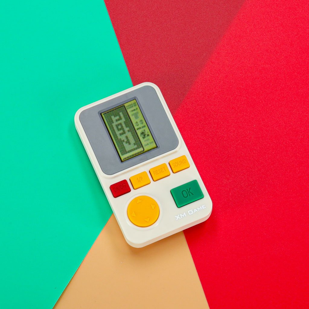 Elektroninių arkadinių žaidimų nešiojamoji konsolė balta